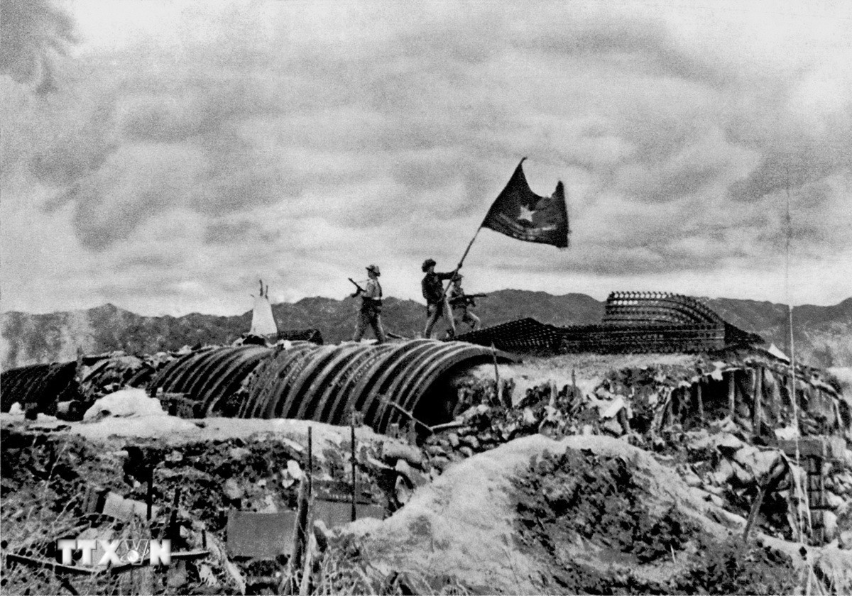 Hình ảnh Lá cờ “Quyết chiến - Quyết thắng” tung bay trên nóc hầm Tướng De Castries, chiều 7/5/1954 là hình ảnh biểu tượng của Chiến thắng lịch sử Điện Biên Phủ. (Ảnh: Triệu Đại/TTXVN)