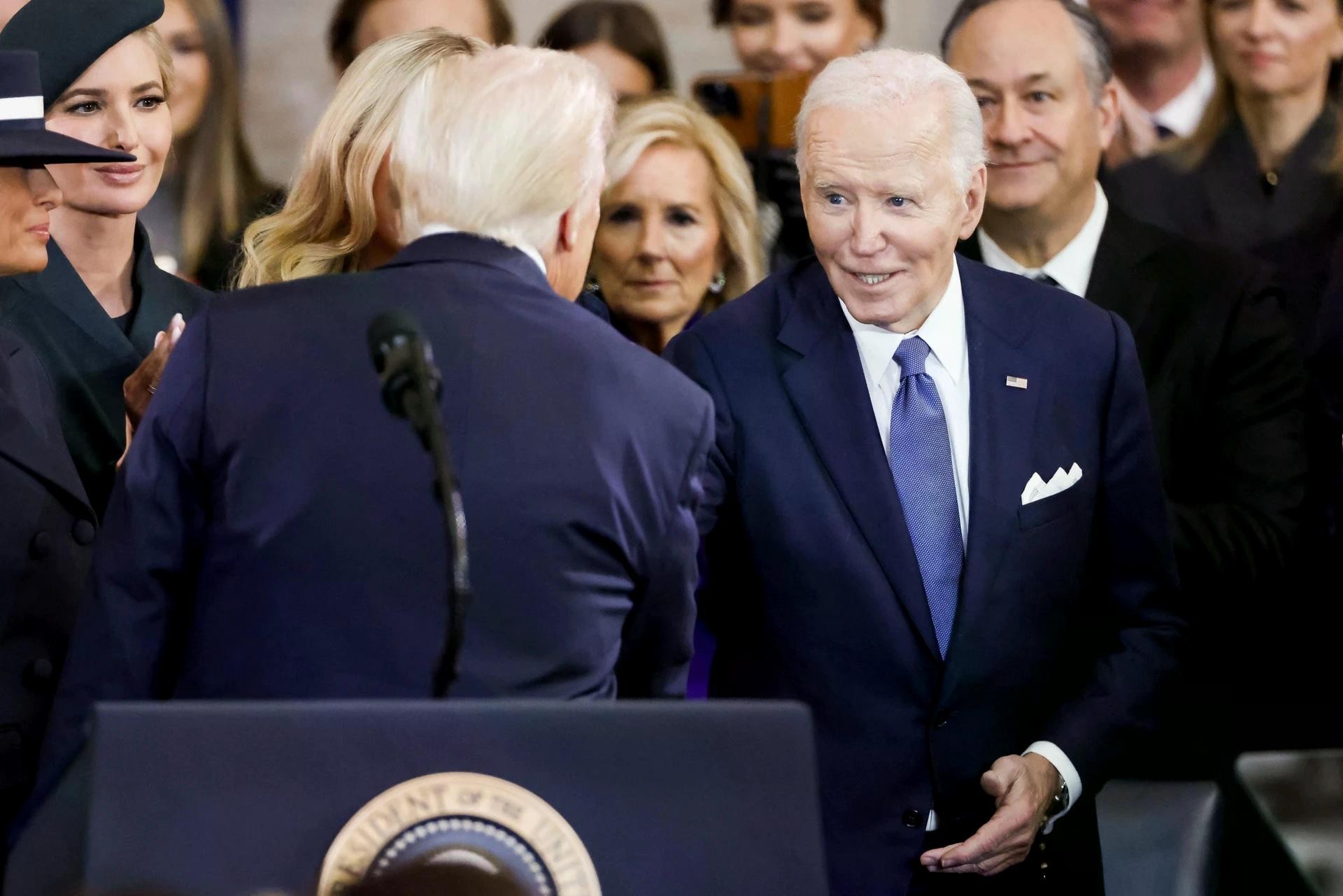 Ông Trump bắt tay người tiền nhiệm Joe Biden ngay sau khi nhậm chức tổng thống thứ 47. Theo New York Times, con trai ông Trump là Barron cũng bắt tay ông Biden và bà Kamala Harris.