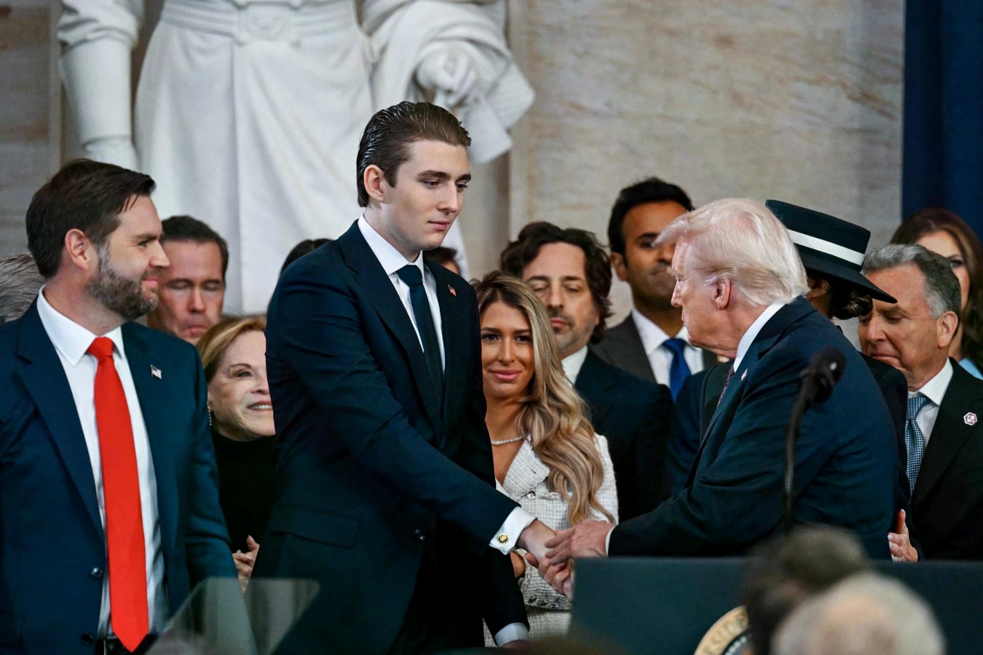 Barron Trump bắt tay Tổng thống Donald Trump sau lễ nhậm chức của cha.