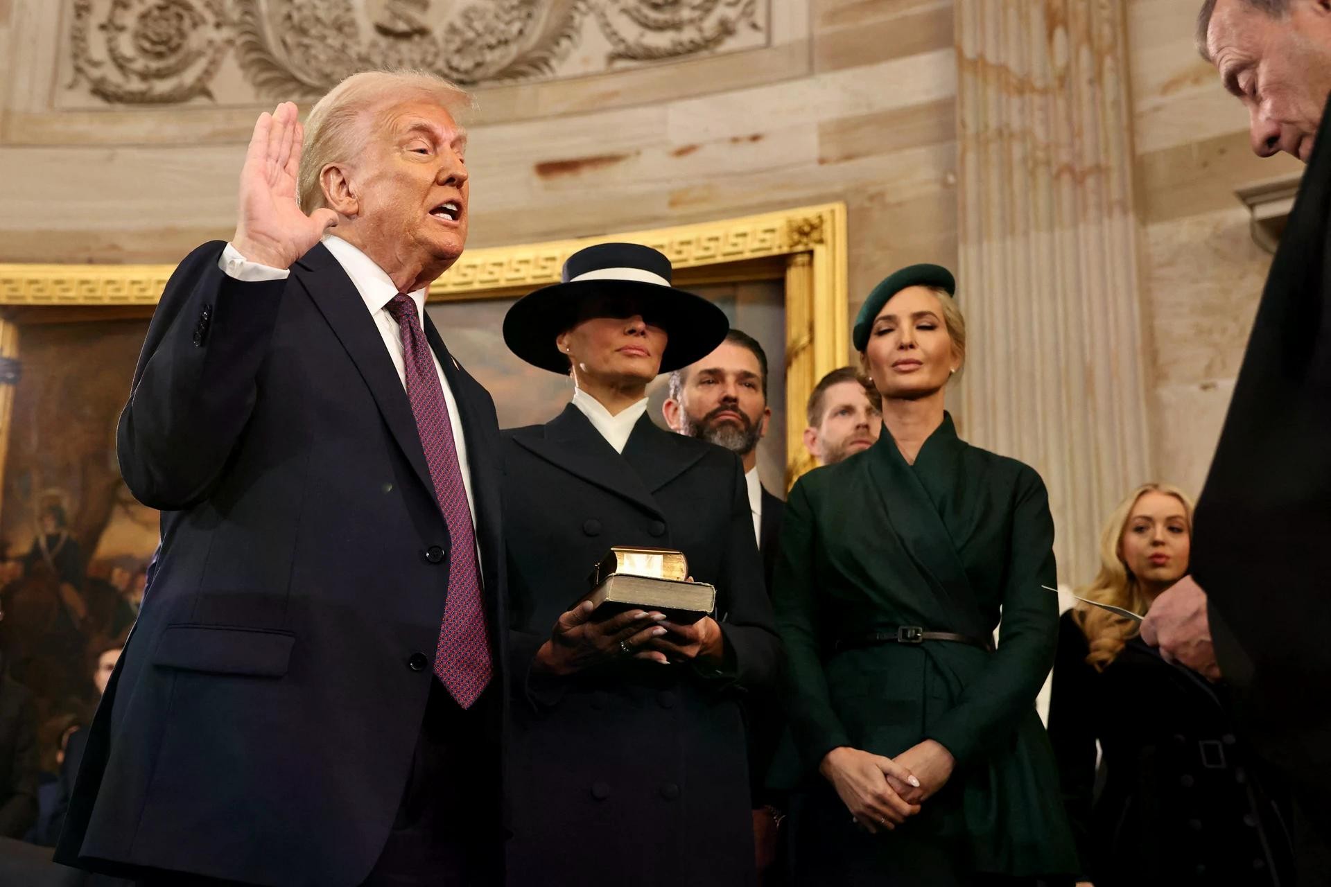 Ông Trump dùng cuốn kinh thánh cố Tổng thống Abramham Lincoln tuyên thệ trong buổi lễ năm 1861 và một cuốn được mẹ tặng năm 1955. Đây đều là 2 cuốn kinh thánh tổng thống thứ 47 dùng trong lễ tuyên thệ năm 2017.