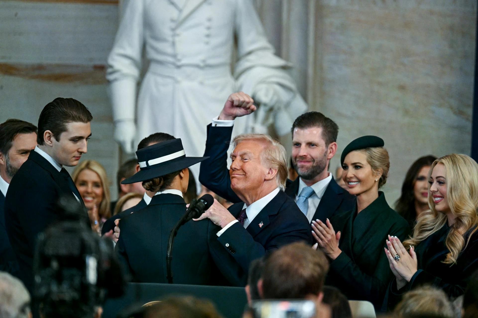 Ông Trump là tổng thống thứ hai trong lịch sử Mỹ thua cử, xong lại đắc cử. Ông Grover Cleveland là người đầu tiên làm được điều này 132 năm trước, theo Washington Post. Cả ông Trump và ông Cleverland đều từng 3 lần tranh cử tổng thống Mỹ. Song theo CNN, ông Cleveland thắng phiếu phổ thông tổng 3 lần, trong khi ông Trump mới thắng một lần vào năm 2024.