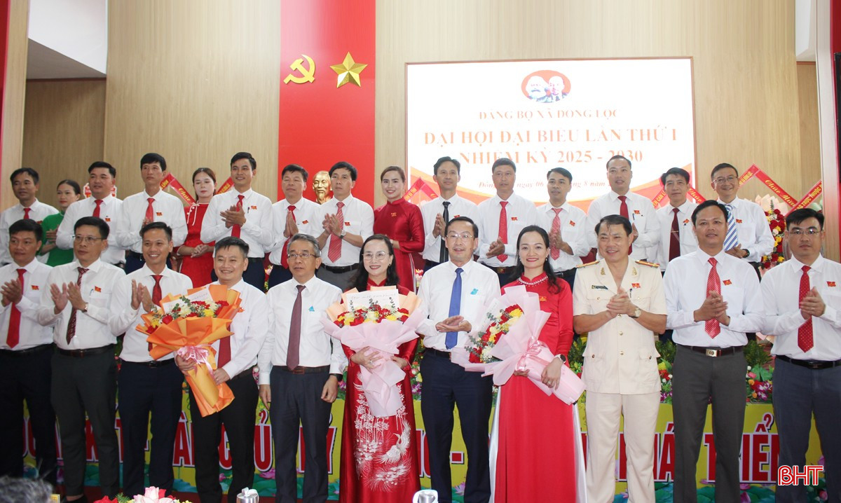 Lãnh đạo tỉnh và đại biểu tặng hoa chúc mừng Ban Chấp hành Đảng bộ xã khóa mới.