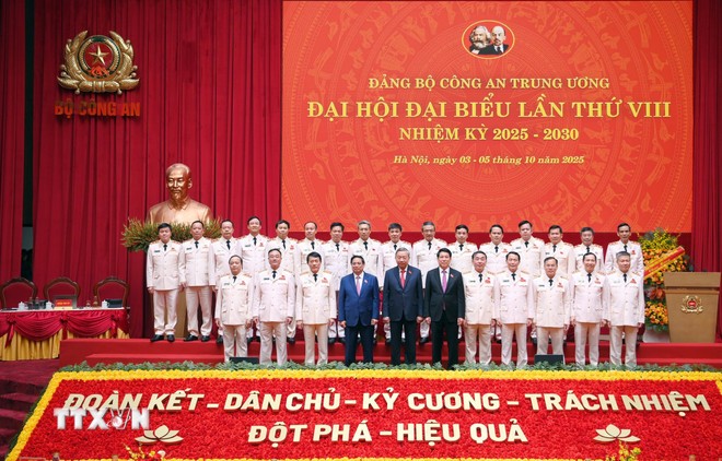 Tổng Bí thư Tô Lâm, Chủ tịch nước Lương Cường và Thủ tướng Phạm Minh Chính chụp ảnh chung với Đảng ủy Công an Trung ương và lãnh đạo Bộ Công an. (Ảnh: Phạm Kiên/TTXVN)