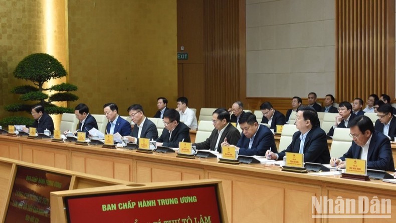 Các đồng chí lãnh đạo là thành viên Tiểu ban Kinh tế-Xã hội tham dự cuộc làm việc. (Ảnh: TRẦN HẢI)