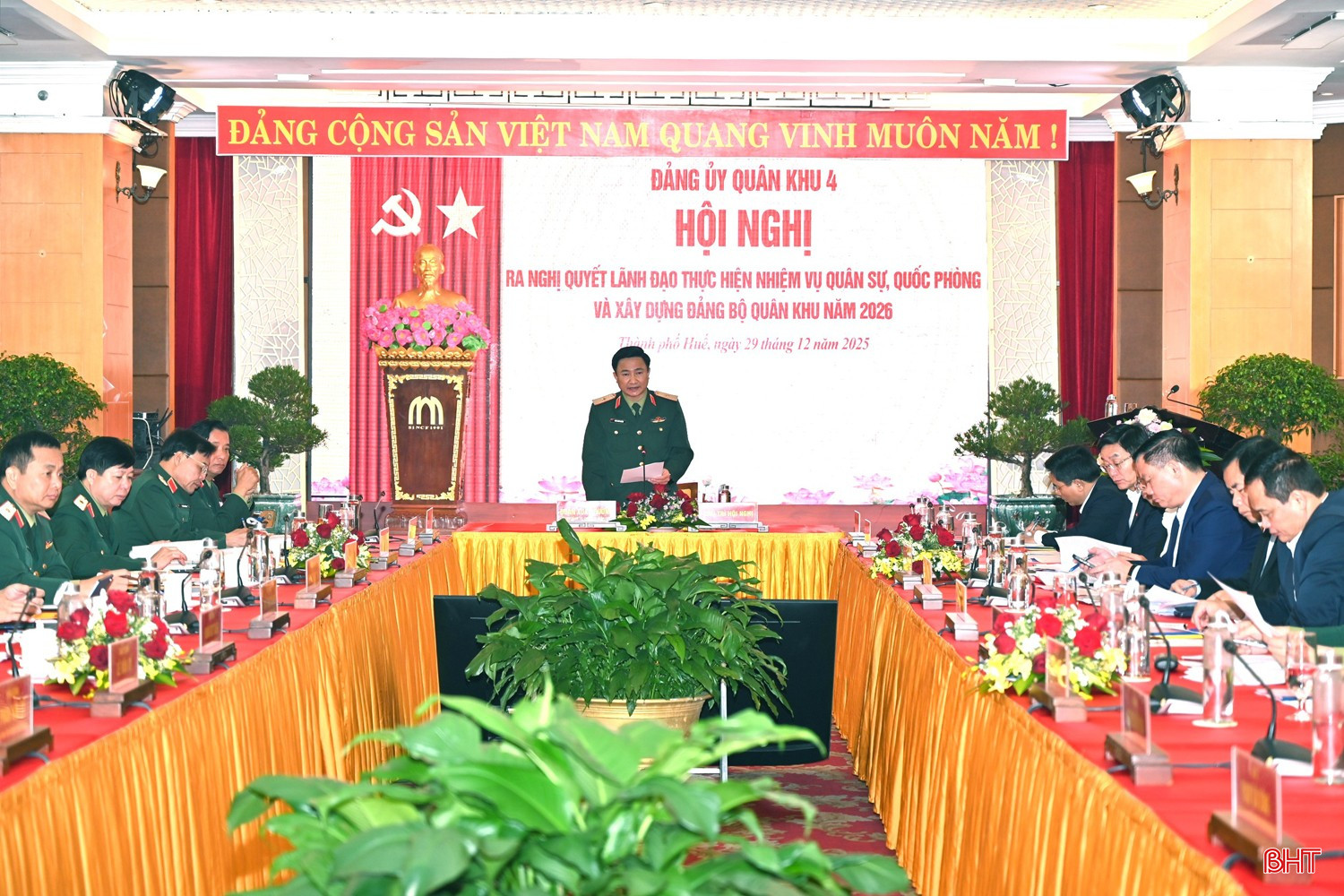 bqbht_br_anh-5-thieu-tuong-doan-xuan-buong-bi-thu-dang-uy-chi-uy-quan-khu-dieu-hanh-hoi-nghi.jpg