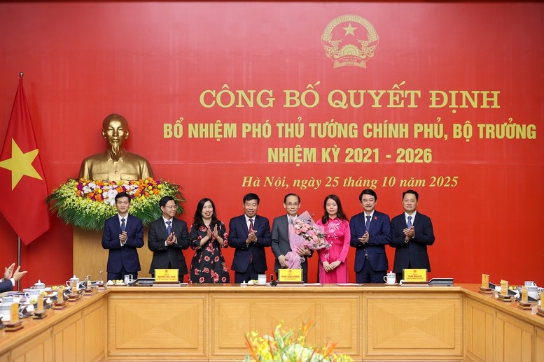 Lãnh đạo Bộ Ngoại giao chúc mừng Bộ trưởng Bộ Ngoại giao Lê Hoài Trung - Ảnh: VGP/Nhật Bắc