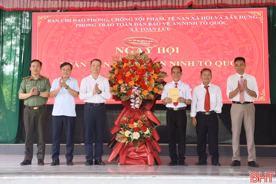 Chủ tịch UBND tỉnh chung vui Ngày hội toàn dân bảo vệ ANTQ tại xã Toàn Lưu