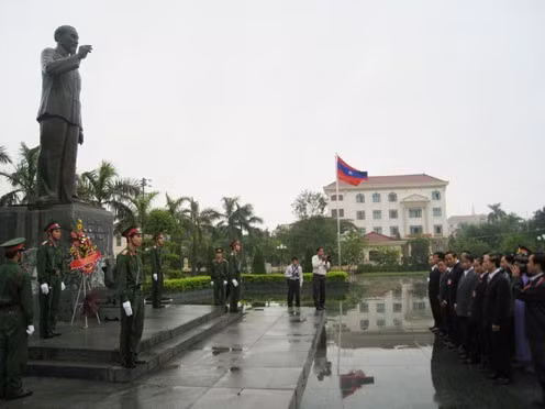 2 Đoàn Đại biểu làm lễ dâng hương tại Khu tưởng niệm Chủ tịch Hồ Chí Minh.