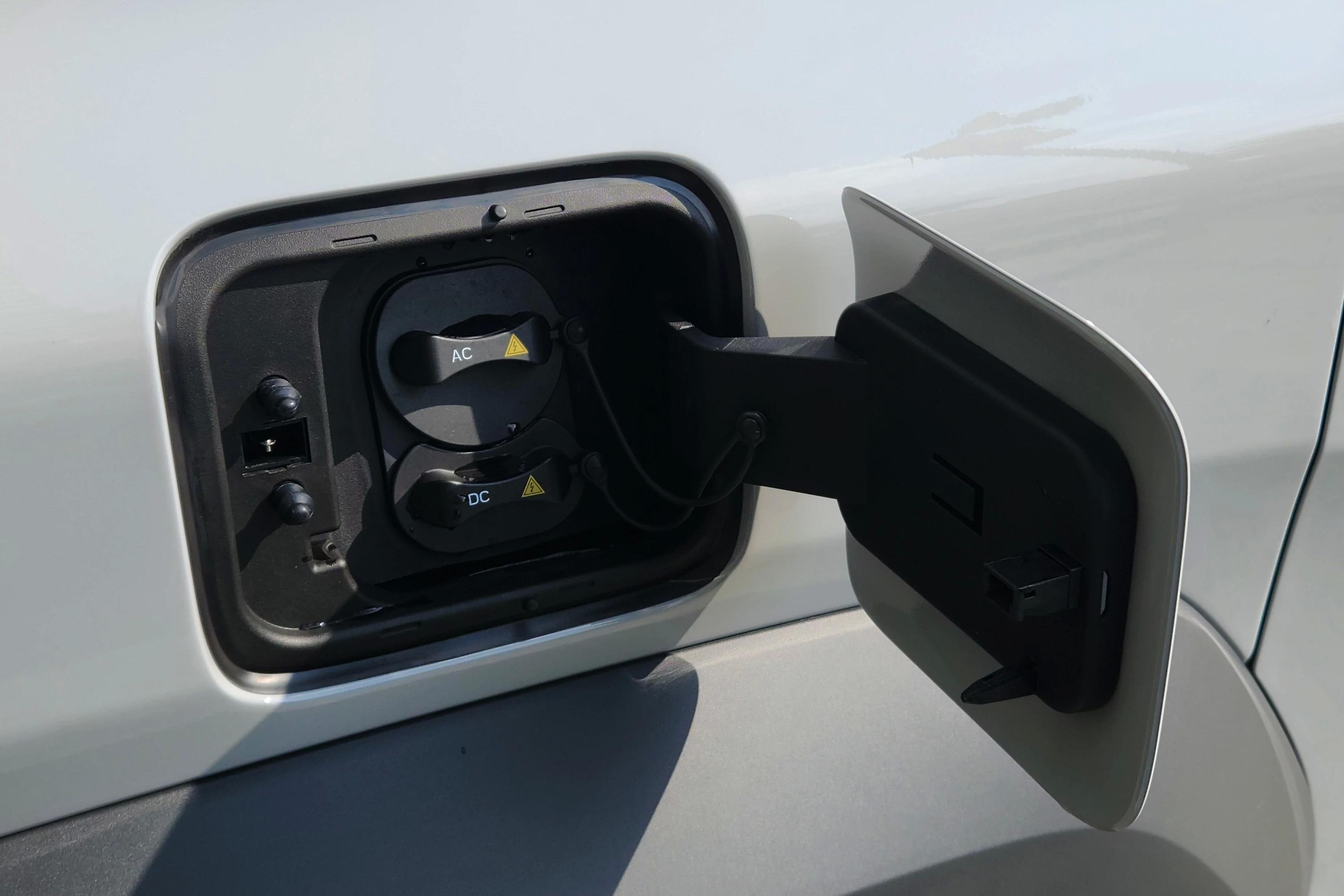 VF 3 sở hữu cổng sạc theo chuẩn CCS2 nhưng chưa được hỗ trợ sạc AC. Ảnh: Phúc Hậu.