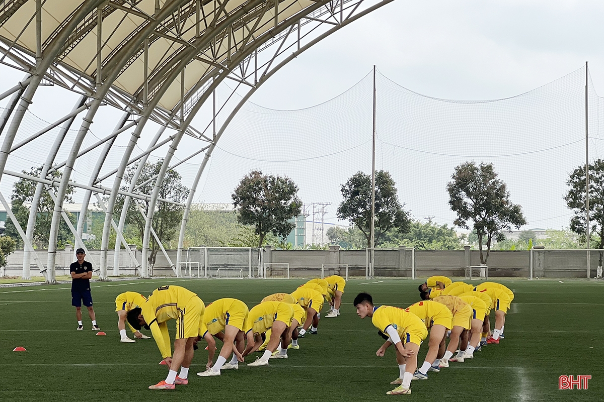 Hồng Lĩnh Hà Tĩnh tập sút penalty trước trận tứ kết Giải Bóng đá U17 Quốc gia