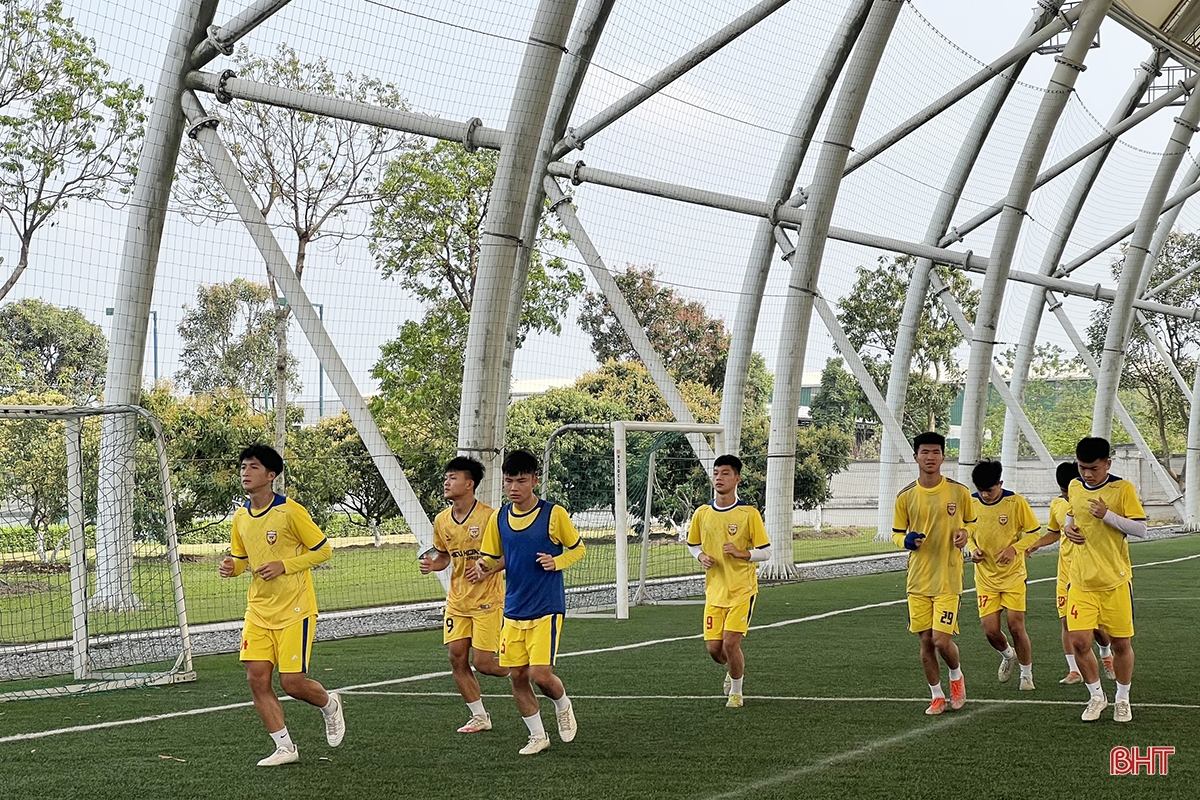 Hồng Lĩnh Hà Tĩnh tập sút penalty trước trận tứ kết Giải Bóng đá U17 Quốc gia