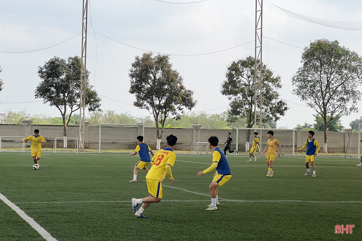 Hồng Lĩnh Hà Tĩnh tập sút penalty trước trận tứ kết Giải Bóng đá U17 Quốc gia