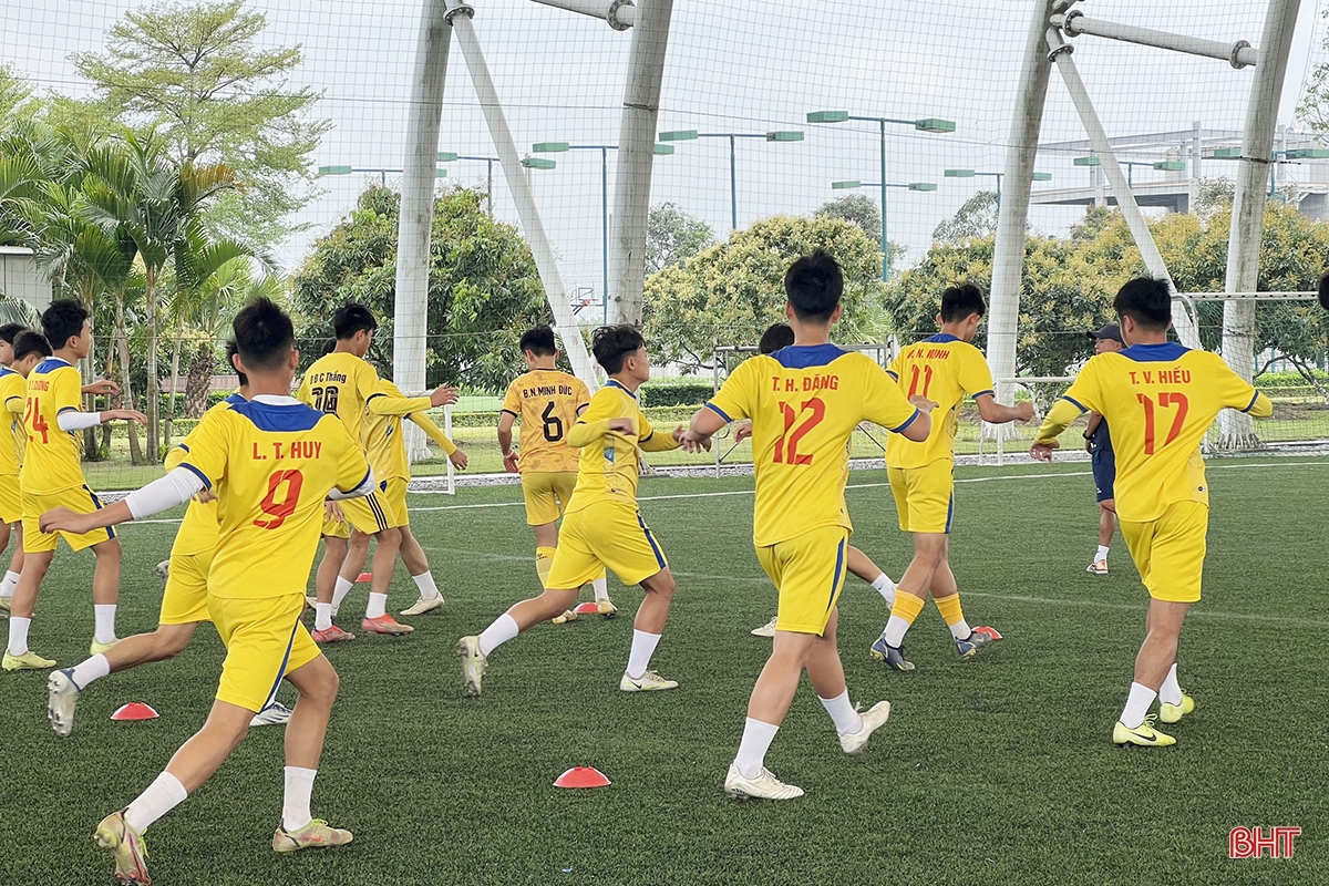 Hồng Lĩnh Hà Tĩnh tập sút penalty trước trận tứ kết Giải Bóng đá U17 Quốc gia