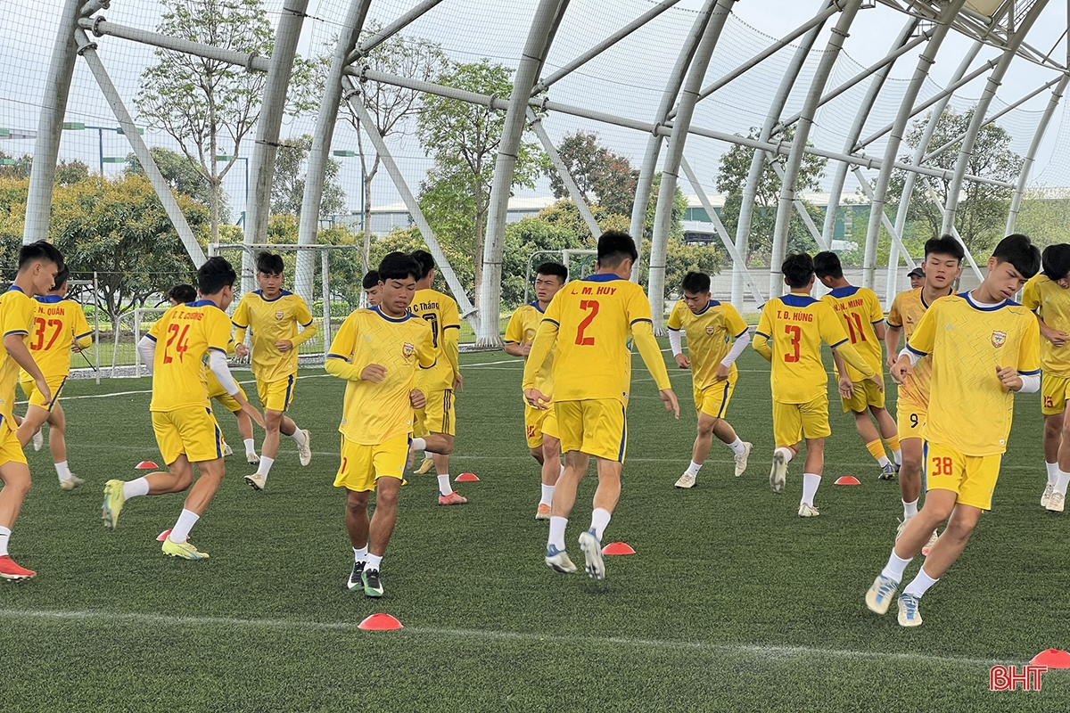 Hồng Lĩnh Hà Tĩnh tập sút penalty trước trận tứ kết Giải Bóng đá U17 Quốc gia