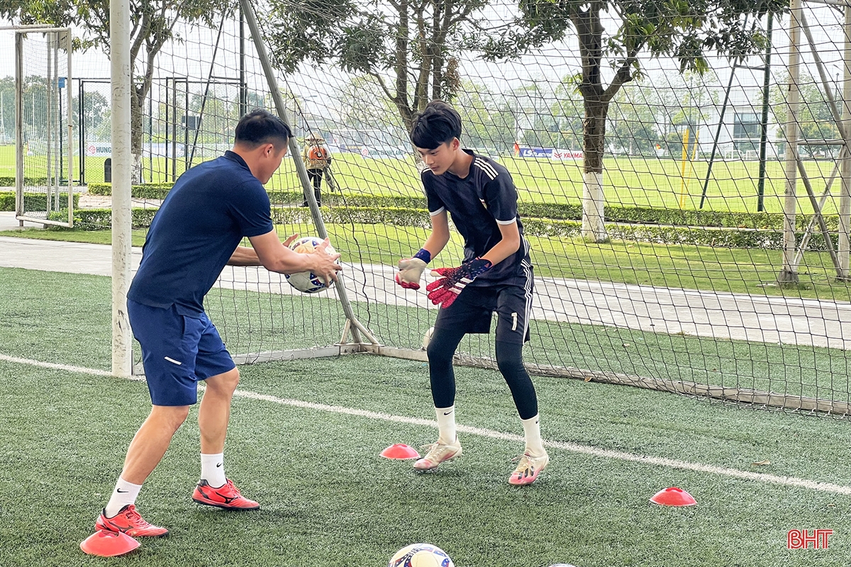 Hồng Lĩnh Hà Tĩnh tập sút penalty trước trận tứ kết Giải Bóng đá U17 Quốc gia