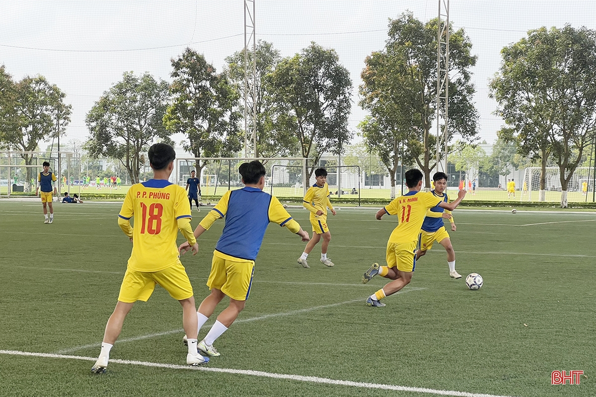 Hồng Lĩnh Hà Tĩnh tập sút penalty trước trận tứ kết Giải Bóng đá U17 Quốc gia