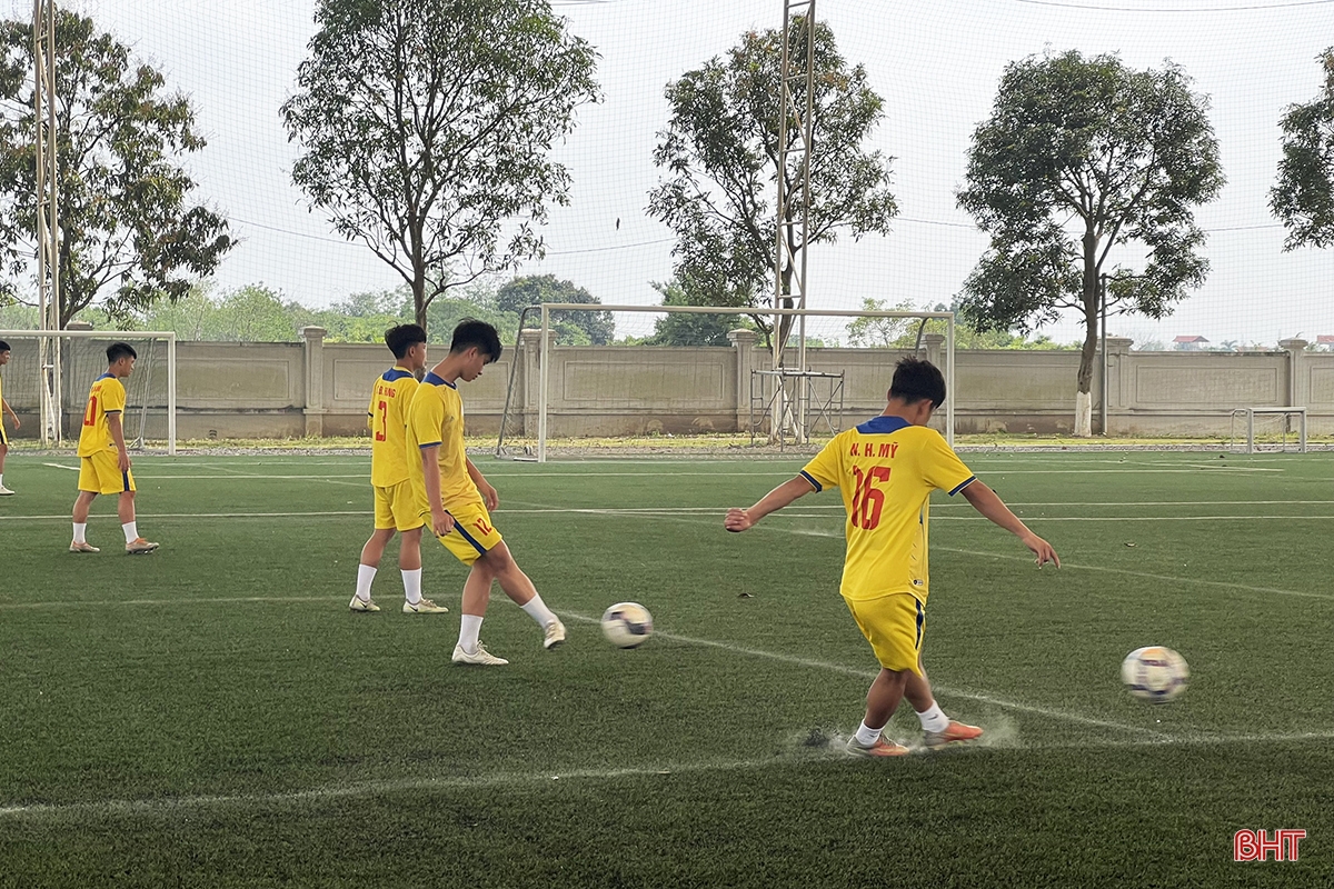 Hồng Lĩnh Hà Tĩnh tập sút penalty trước trận tứ kết Giải Bóng đá U17 Quốc gia