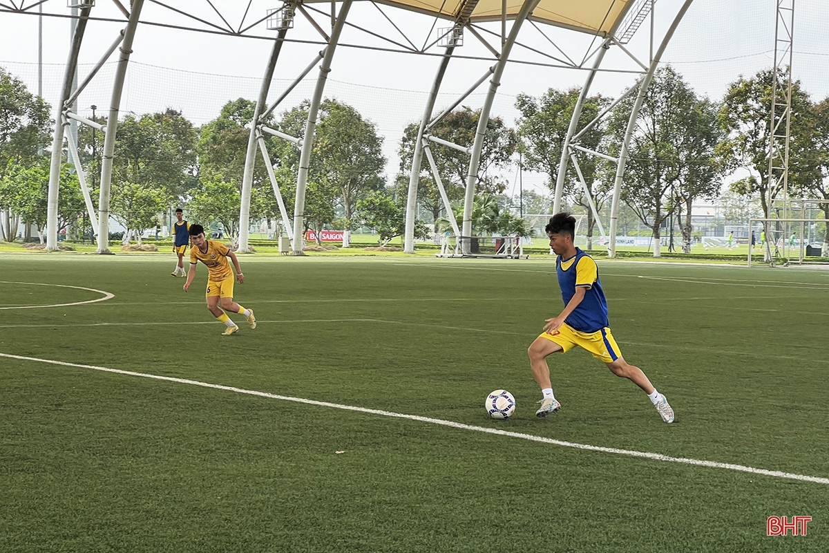 Hồng Lĩnh Hà Tĩnh tập sút penalty trước trận tứ kết Giải Bóng đá U17 Quốc gia
