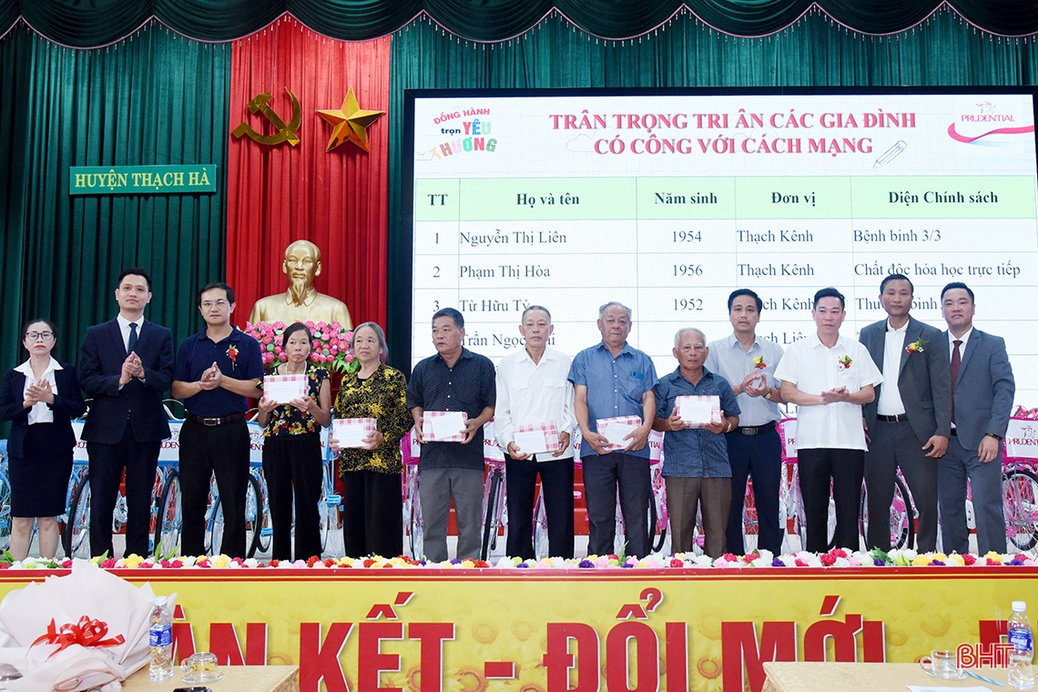 Prudential và Báo Hà Tĩnh trao tặng 20 xe đạp cho học sinh nghèo hiếu học