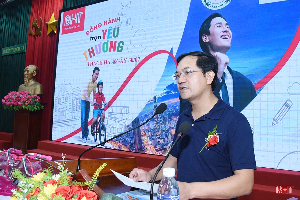 Prudential và Báo Hà Tĩnh trao tặng 20 xe đạp cho học sinh nghèo hiếu học