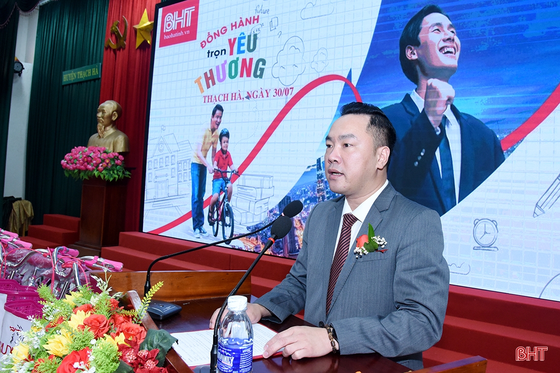 Prudential và Báo Hà Tĩnh trao tặng 20 xe đạp cho học sinh nghèo hiếu học
