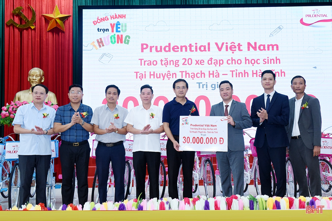 Prudential và Báo Hà Tĩnh trao tặng 20 xe đạp cho học sinh nghèo hiếu học