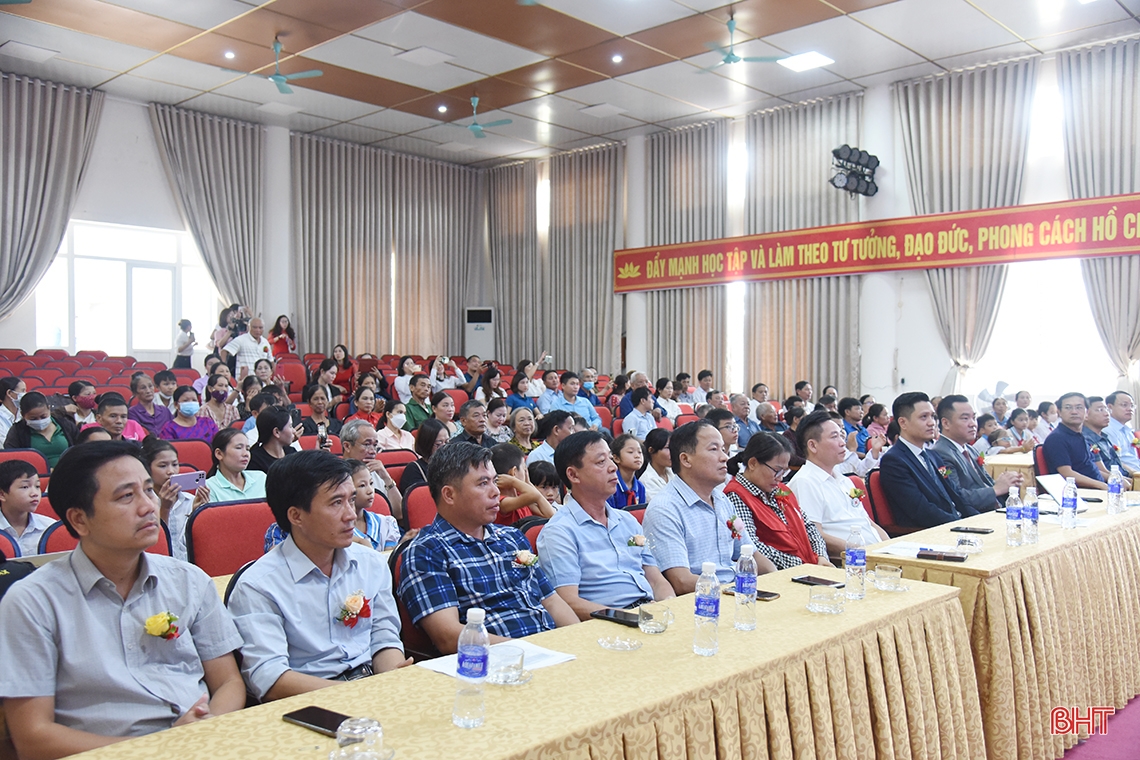 Prudential và Báo Hà Tĩnh trao tặng 20 xe đạp cho học sinh nghèo hiếu học
