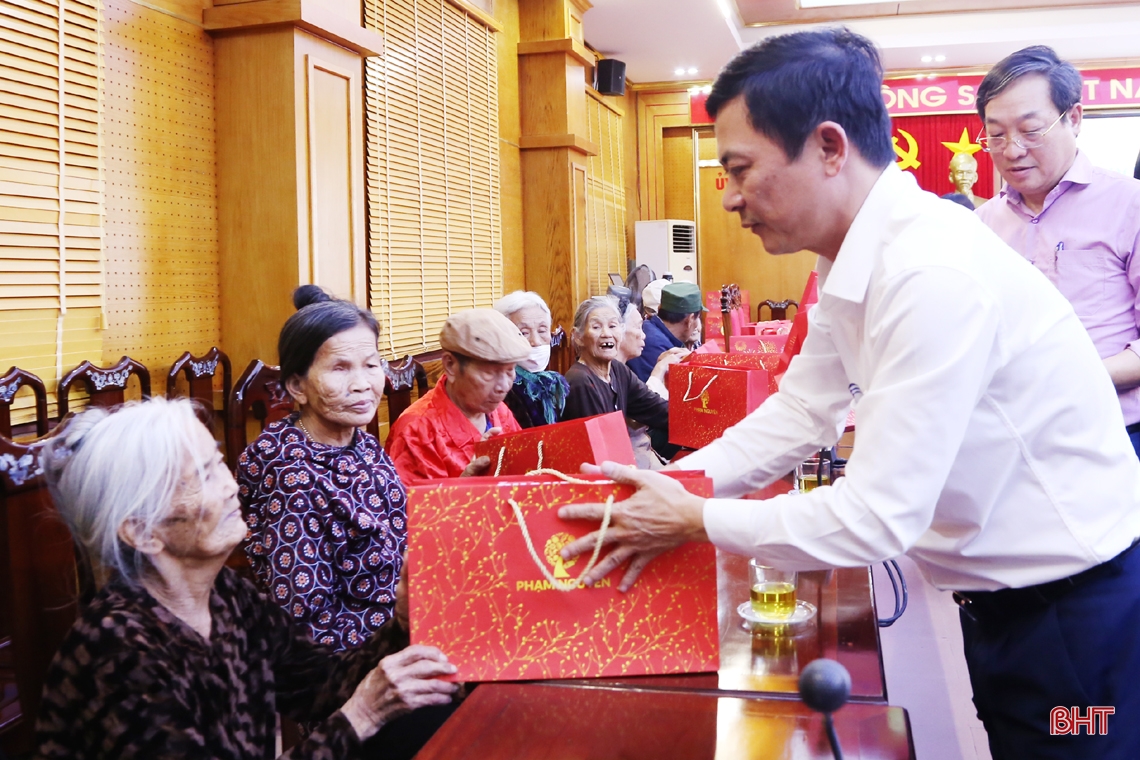 Phó Thủ tướng Trần Hồng Hà tặng quà cho người cao tuổi ở Can Lộc