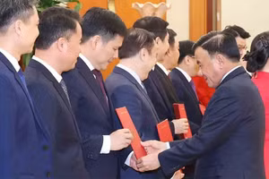 Công bố 12 quyết định của Bộ Chính trị, Ban Bí thư về công tác cán bộ