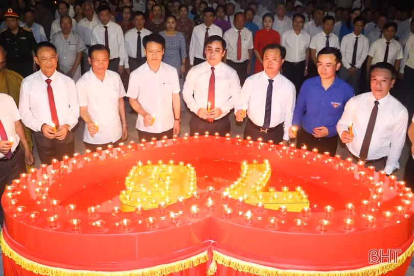 Tuổi trẻ Hà Tĩnh thắp nến tri ân anh hùng liệt sĩ