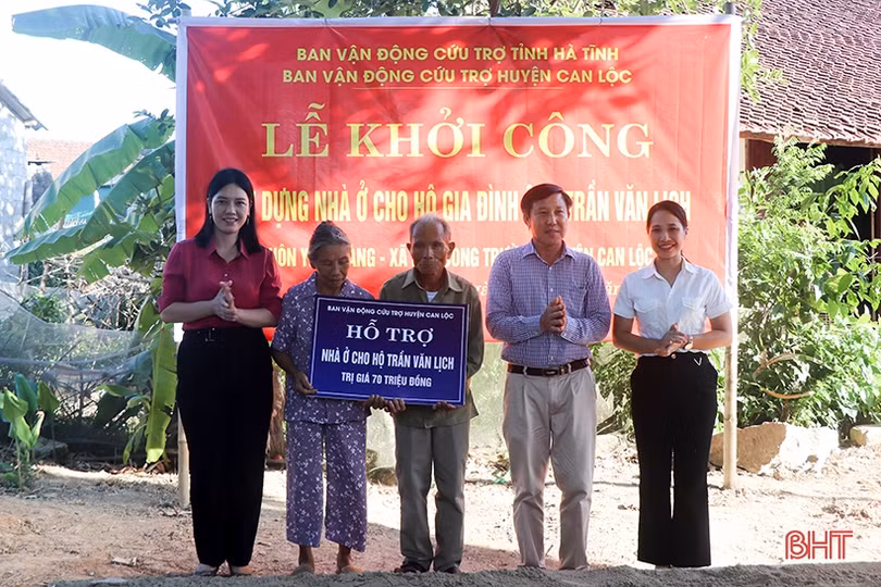 Lãnh đạo tỉnh trao hỗ trợ xây nhà ở kiên cố cho các hoàn cảnh khó khăn
