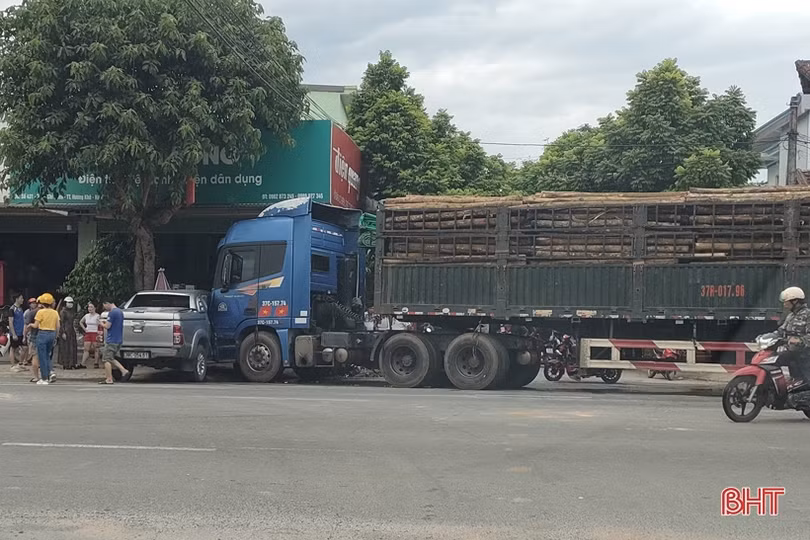 Tông xe liên hoàn, một người bị gãy chân