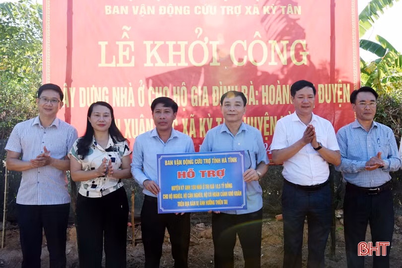 Ban Vận động cứu trợ tỉnh trao hỗ trợ xây nhà ở tại các địa phương