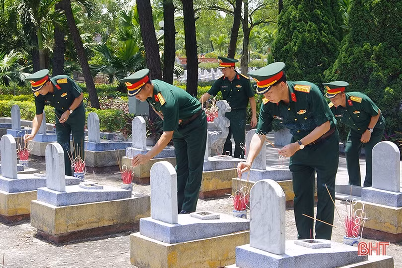 Cán bộ, chiến sĩ LLVT Hà Tĩnh dâng hương tại các địa chỉ đỏ ở Quảng Trị