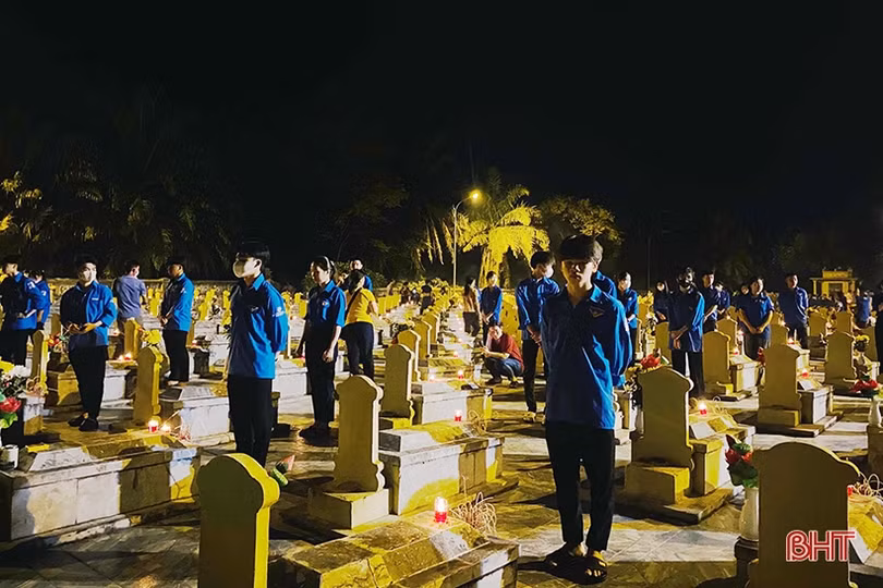 Tuổi trẻ Hà Tĩnh thắp nến tri ân anh hùng liệt sĩ
