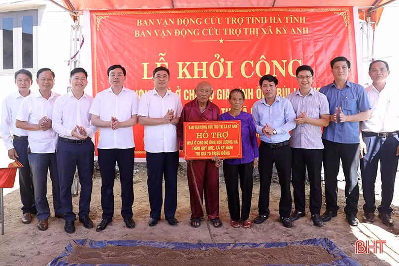 Ban Vận động cứu trợ tỉnh trao hỗ trợ xây nhà ở tại các địa phương
