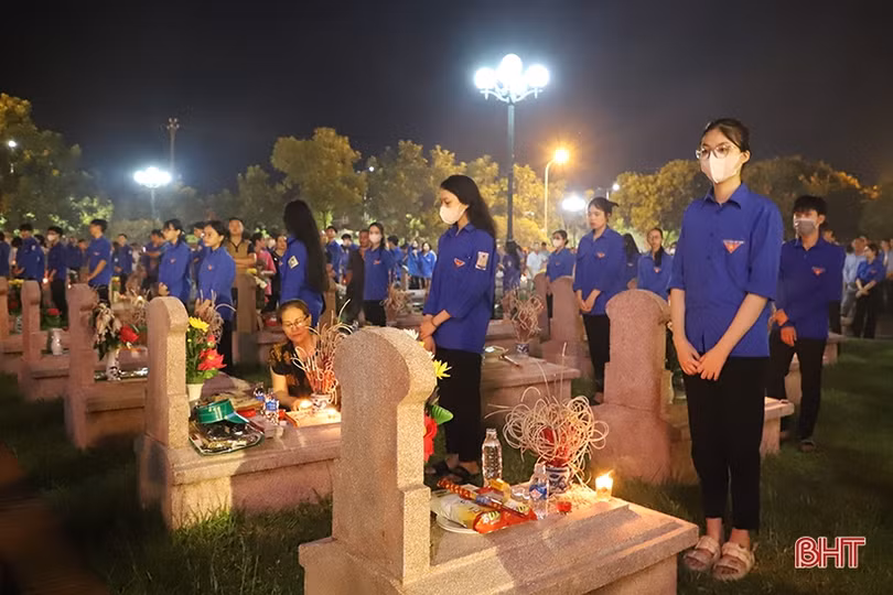 Tuổi trẻ Hà Tĩnh thắp nến tri ân anh hùng liệt sĩ