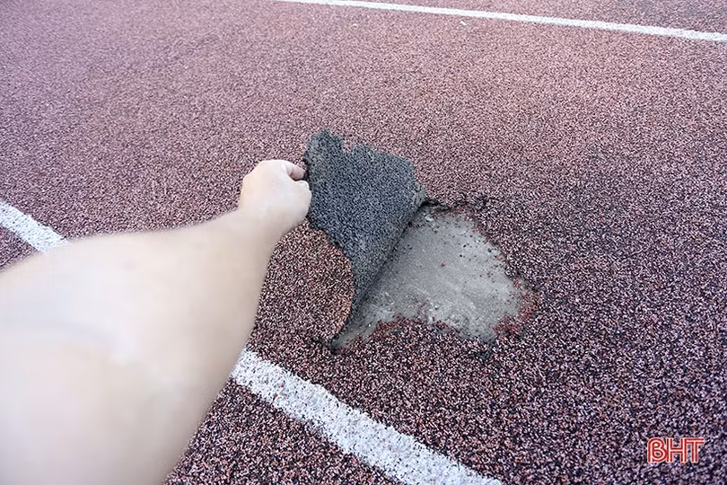 Đường piste SVĐ Hà Tĩnh hư hỏng, ảnh hưởng đến hoạt động thể thao