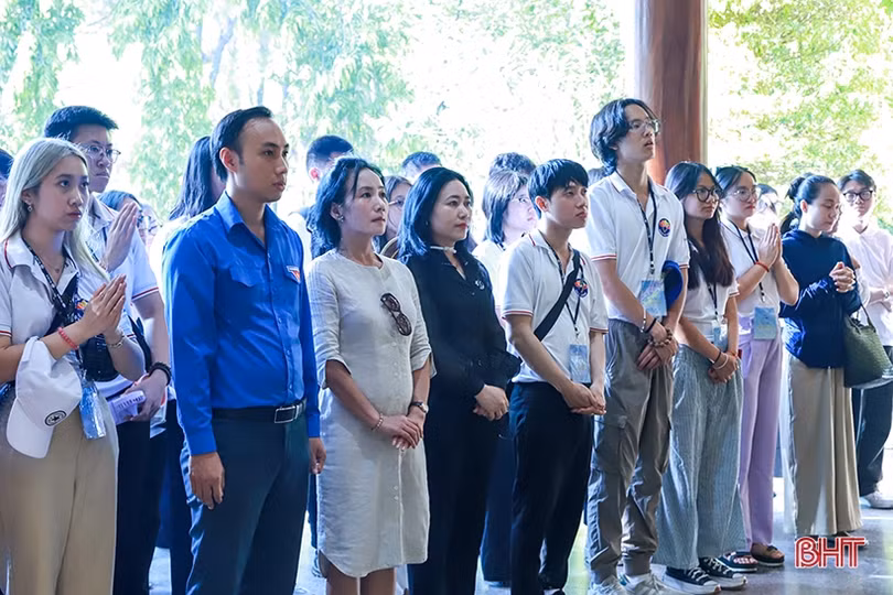Đoàn đại biểu Trại hè Việt Nam dâng hương, tặng quà ở Ngã ba Đồng Lộc