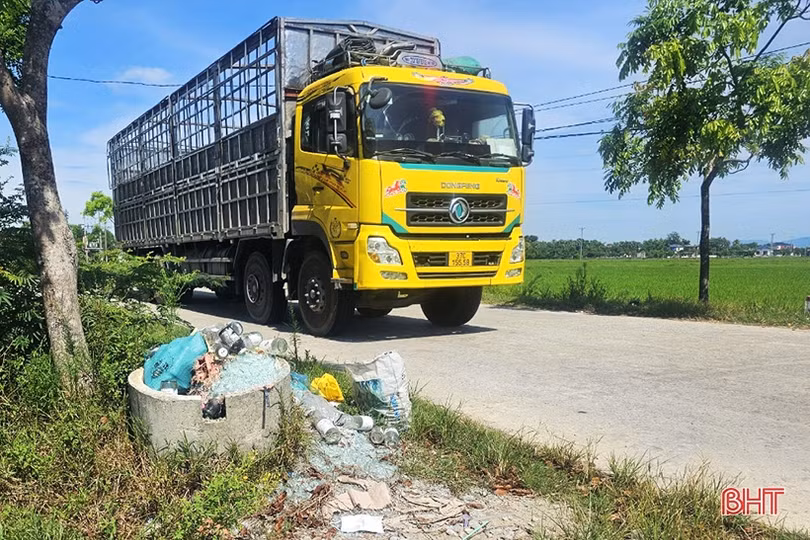 Những hình ảnh không đẹp trên tuyến đường huyện 103