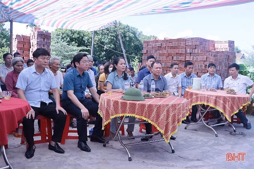 Ban Vận động cứu trợ tỉnh trao hỗ trợ xây nhà ở tại các địa phương
