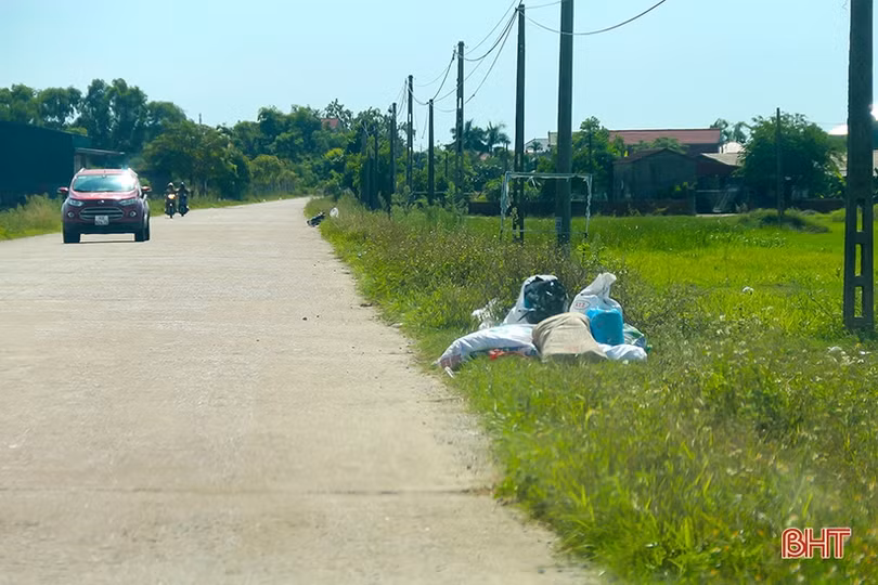Những hình ảnh không đẹp trên tuyến đường huyện 103