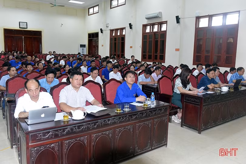 200 thanh niên Hương Khê đối thoại với lãnh đạo huyện