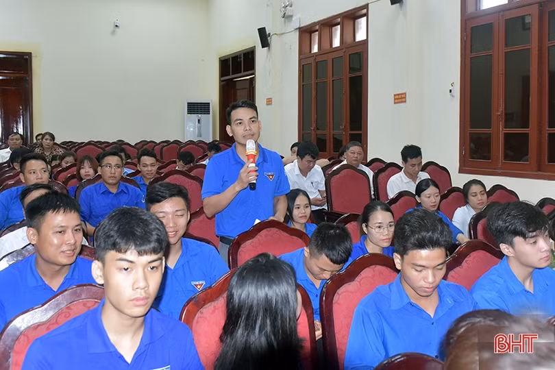 200 thanh niên Hương Khê đối thoại với lãnh đạo huyện