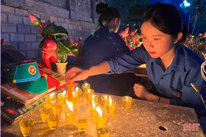 Tuổi trẻ Hà Tĩnh thắp nến tri ân anh hùng liệt sĩ