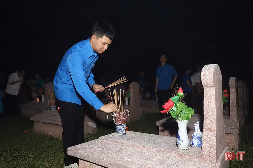 Tuổi trẻ Hà Tĩnh thắp nến tri ân anh hùng liệt sĩ