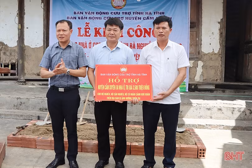 Ban Vận động cứu trợ tỉnh trao hỗ trợ xây nhà ở tại các địa phương