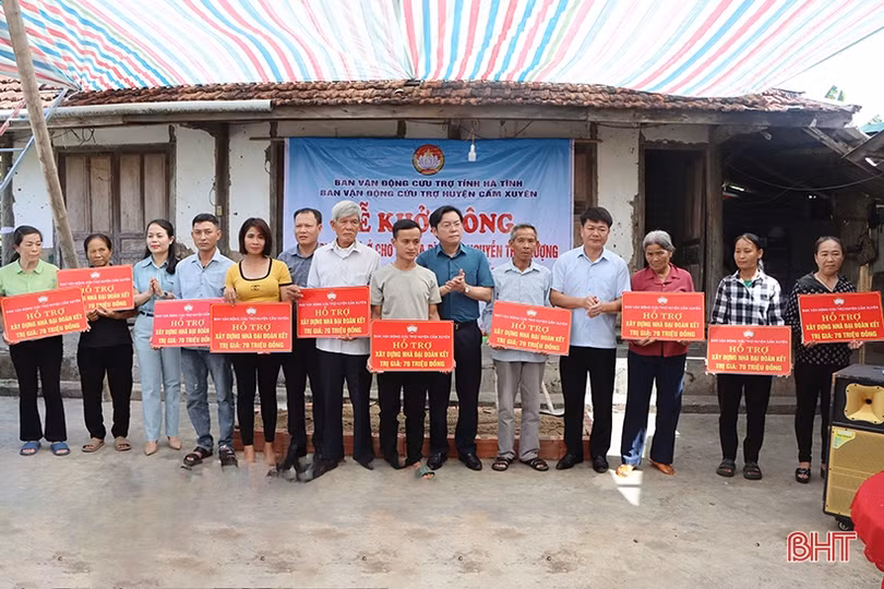 Ban Vận động cứu trợ tỉnh trao hỗ trợ xây nhà ở tại các địa phương