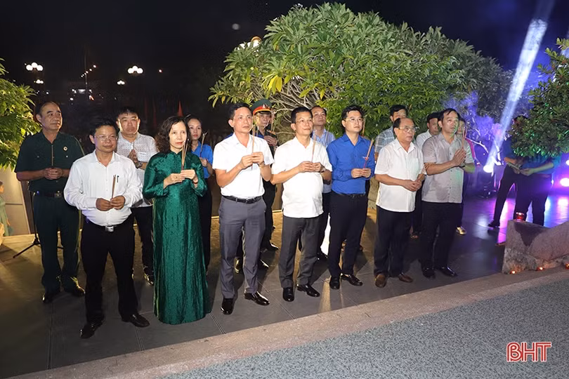Tuổi trẻ Hà Tĩnh thắp nến tri ân anh hùng liệt sĩ