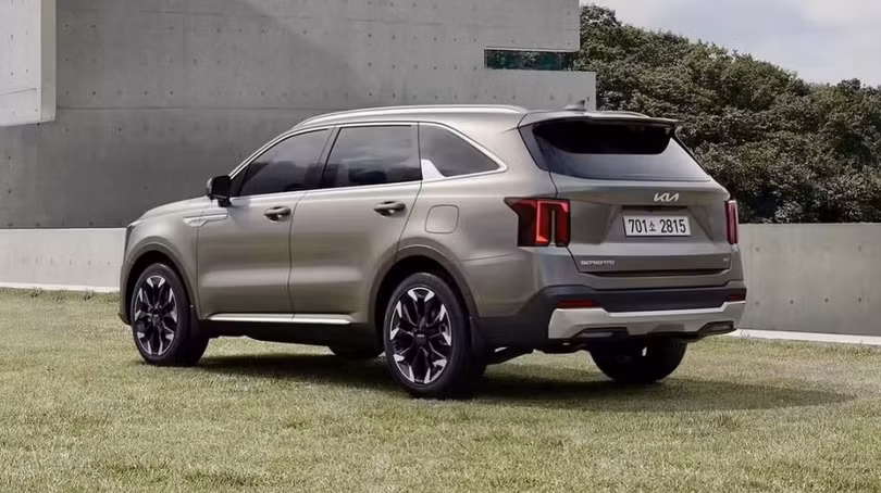 Kia Sorento 2024 lộ diện với diện mạo mới táo bạo hơn